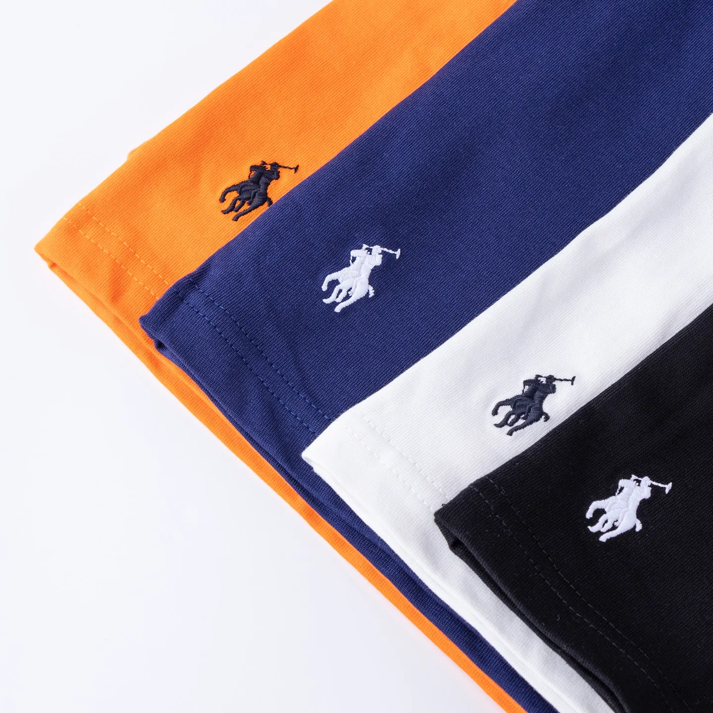 P126 Style number: 510 Ralph Lauren/Ralph Lauren 25ss new style pockets with pony embroidery on the hem, round neck short sleeves. The main logo on the neck has a QR code that can be scanned for verification. The detailed bear logo embroidery is all high-density and all made with imported Tajima machines, which distinguishes low-quality products on the market. 32 counts, 240g hydrophilic toner, 100% cotton fabric, comfortable and soft, highly breathable, focusing on high-end cost-effectiveness, needless to say good quality. Available in a variety of colors, both boys and girls can try this genderless style, giving them a yuppie tone in no time. Immerse yourself in your leisurely style, and have your own style in retro. Natural, vivid, and very French romantic feelings perfectly integrate the youthful atmosphere with the trend. The clever embellishment of the classic pony logo embroidery carries all the eye-catching points. Color: black, white, navy blue, orange Size: S-xL S Shoulder width 44 Bust 100 Sleeve length 22 Clothing length 68 M Shoulder width 46 Bust 104 Sleeve length 23 Clothing length 70 L Shoulder width 63 Bust 108 Sleeve length 24 Clothing length 72 xL Shoulder width 50 Bust 112 Sleeve length 25 Clothing length 74